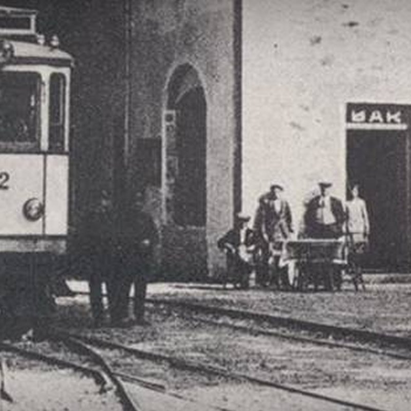 Foto storica in bianco e nero del tram Biella-Oropa alla stazione